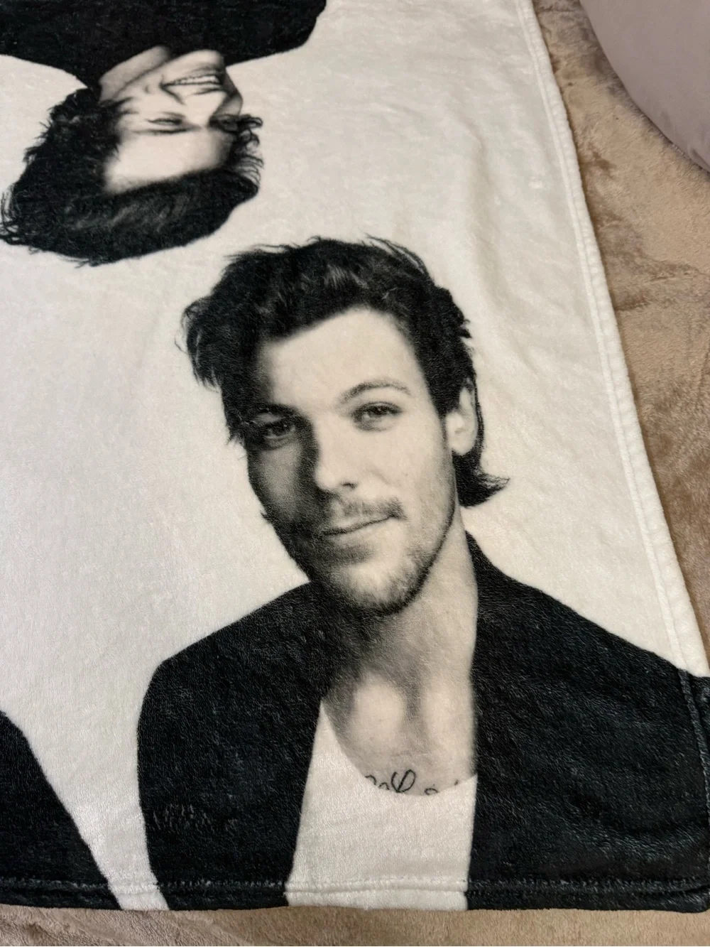 One Direction Super Soft 38” X 56” Black & White Plush Blanket
